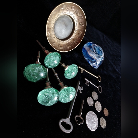Grandpa's Vintage Antique Lot Glass Knobs Paperweight Trinket Dish Keys & Coins - Picture 15 of 16